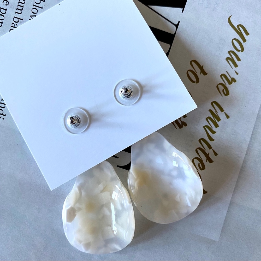 Luxury Acrylic White Geometric Resin Earrings - Picture 3 of 4